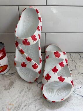 CANADA PROUD! patriotic “DAWG” slip on sandals - Size 37 (sz 7) -.Maple leaf 🇨🇦🍁